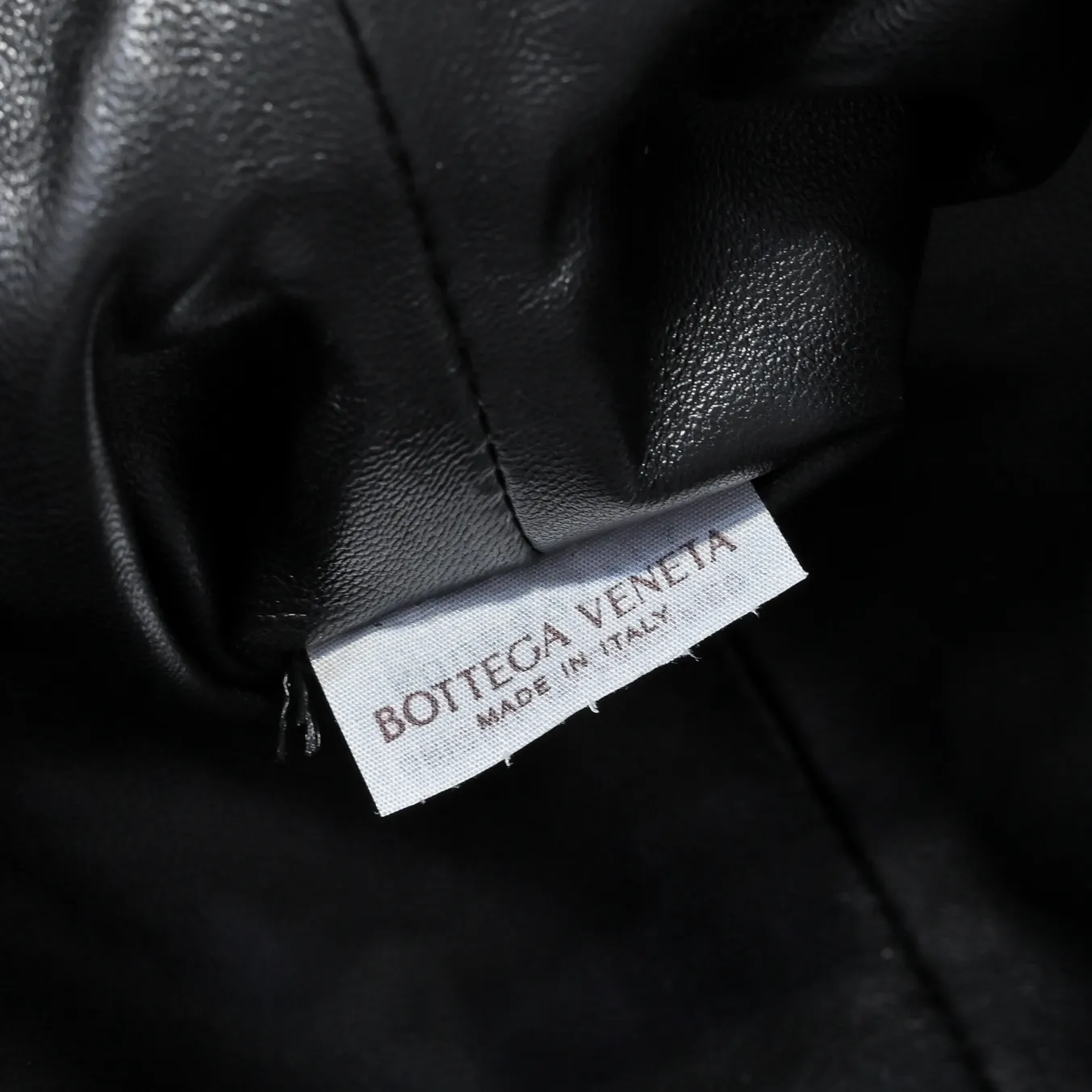 Batch 1880 BOTTEGA VENETA LAUREN 1980 small clutch bag is new! The small size that many people are squatting on is finally here. The self-adjustable zipper is a highlight of this bag. After being removed, it can be used as a handbag for important occasions. One bag unlocks two carrying methods at the same time. It is practical and has a unique sense of structure and beautiful lines. It is more elegant than a small cloud. It is a tribute to the classics and the pursuit of modernity. Style number: 4038 Size: 27*15*8cm